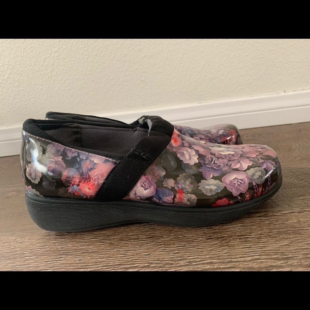 Shoes - Picture 7 of 8